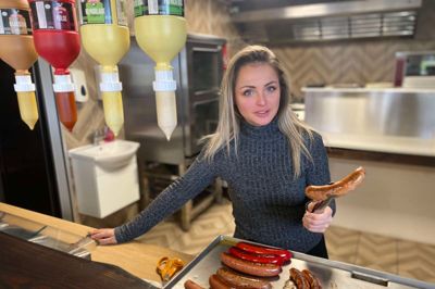 Hun både træner og spiser sundt - indehaveren af Kybeck Grill & Pølser, Adeline Andersone. Men indimellem bliver det også til lidt usundt.