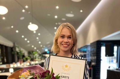Emma Olsen med blomster og diplom efter at hun søndag blev udnævnt til den bedste receptionistelev i hele Scandic-kæden.