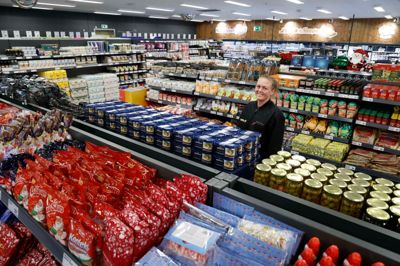 Butikschef Majbritt Boesgård Bruun glæder sig til at byde kunderne velkommen i Nettos nyindrettede dagligvarebutik på Engholm Søpark onsdag morgen.