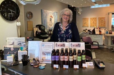 Anette Holmberg, der driver frisørsalonen »Hårtotten« i Aulum, er kasserer i Aulum Handelsforening, og nu forsøger hun og de to andre bestyrelsesmedlemmer at få ro på i foreningen, efter at formanden trådte ud.
