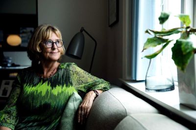 Da Else Lundbys mand, Lars Lundby, døde af en hjernetumor for snart tre år siden blev hun boende i det hus, de havde bygget sammen, så hun kunne blive ved med at fornemme hans nærvær. Men for nylig var hun klar til at sælge huset, og hun flyttede til et nyt, hvor hun har indrettet sig med en del af de malerier og andre kunstværker, Lars Lundby skabte, mens han levede. Så han er stadig nærværende. Her er hun dog fotograferet på Kræftrådgivningen i Herning, hvor hun er tovholder i en netværksgruppe for patienter med hjernetumor og deres pårørende.