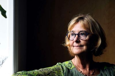 69-årige Else Lundby er tovholder i Hjernetumorforeningens netværksgruppe i Herning. I forbindelse med hendes egen mands sygdomsforløb fik hun en terapeut fra Kræftens Bekæmpelse i Aarhus, som hun talte med indtil et helt år efter hans død. - Det var fuldstændig fantastisk. Uden hende ved jeg ikke, hvad jeg skulle have gjort, og det, at hun også havde mødt Lars, gjorde, at hun var helt med på, hvad jeg mistede, siger Else Lundby. Selv om hun har nået pensionsalderen, er hun endnu ikke gået helt pension. Men hun arbejder kun lidt, for der skal også være plads til børn og børnebørn.