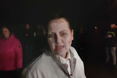Dorthe Kring, eventmager i Ilskov, fik idéen til at omdanne Ilskov Friluftsbad til et stort gys for børn og voksne til halloween. Hun tog selv mod gæsterne - uden at smile.