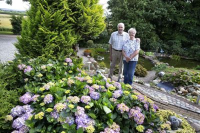 Ester og Peter Mosekjær var i mange år kendt for deres imponerende landbohave ved Abildå, hvor billedet her stammer fra. Sidste år flyttede parret til Vildbjerg, hvor både hus og have nu er lettere at komme omkring, så der stadig er overskud til andre hobbyer også.