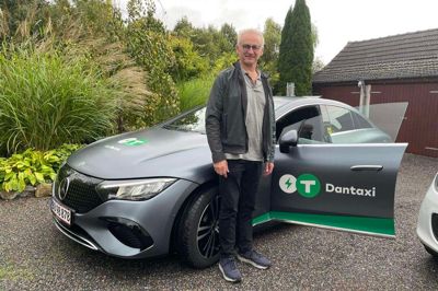 En af de Dantaxi-vognmænd, der er kommet til, hedder Karsten Overgaard. Han har i øvrigt netop fået en helt ny elbil, en Merecedes EQE.