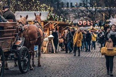 Ved siden af rådhushallen, hvor juleballetten opføres - ligger et af byens skønne julemarkeder.
