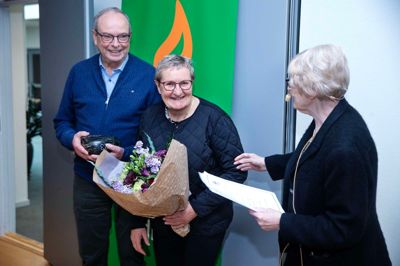 Gerda Juncker (t.h.) - formand for kåringsudvalget - overrækker her prisen til sidste års modtagere, Irene og Hartvig Christiansen. Det skete i forbindelse med De Aktive 60'eres 25-årsjubilæumsfest.