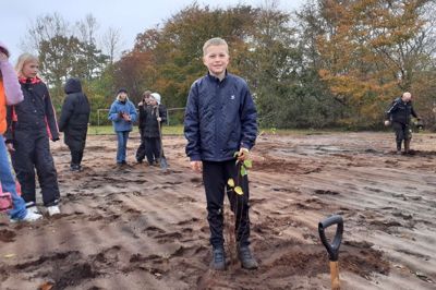 Vile Jacobsen Fløe og resten af 5. årgang på Kølkær Skole hjalp i efteråret til med at plante flre hundrede træer og buske i Kølkærs nye bypark. Nu skal landsbyen bestemme, om der også skal opføres et madpakkehus ved byparken.