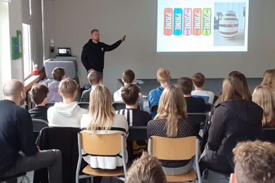 UngHerning er på turné rundt til alle folkeskoler i Herning Kommune med et seminar om trivsel. Dennis Thomsen mødte i denne uge 8. årgang på Aulum-Haderup Skole.