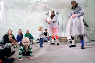 »Mors Have« er en sanselig opera til babyer og deres voksne fra »Operaen i Midten«. Lørdag var operaen på programmet ved årets børneteaterfestival i Herning. Nogle af børnene ville gerne endnu tættere på sangerne.