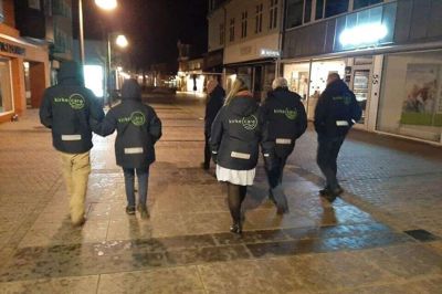 Kirke Care patruljerer i nattetimerne iført sorte jakker med grønt logo. Privatfoto.