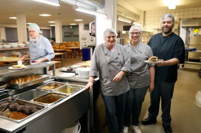 Trekløveret Vivi Christensen (t.v), Solveig Hansen og Alexander Jarrov serverer bøfsandwich til de ansatte i slagteriet