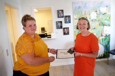 Formanden for borgerforeningen i Haderup, Lene Sand Kristensen (t.v.), var glad for fremmødet på 37 til generalforsamlingen. På dette arkivfoto fra 2020 overrækker hun initiativprisen til læge Dorthe Hagensen.