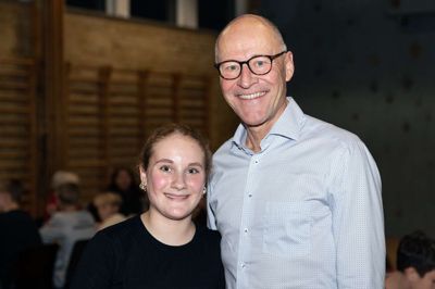 Rebecca Göte havde inviteret sin farfar, Stig Göte med til fællesspisning på Østre Skole. - Jeg føler mig meget heldig, og hvor smager det godt, lød det fra den stolte farfar. Foto: Linna Grøn
