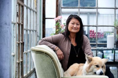 Charlotte Buchard Nørager med familiens islandske fårehund Vignir. De sidder i orangeriet, som vender ud mod haven, hvor hun gerne ville have haft høns, men hendes mand, Flemming »Mingo« Nørager har nedlagt forbud mod flere dyr i husholdningen.