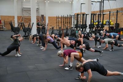 Inden man giver sig i kast med vægtløftningen eller styrketræningen, er det naturligvis vigtigt, at man får varmet kroppen godt op. Det gælder også, når den nye forening Heden Funktionel byder inden for til næste år.