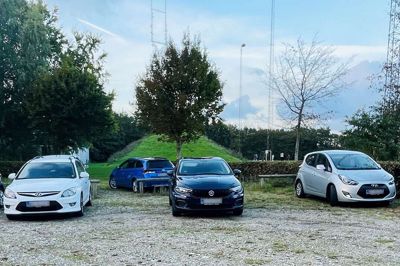 Der kunne vist godt have holdt to biler mere, hvis der var blevet parkeret lidt mindre egoistisk.