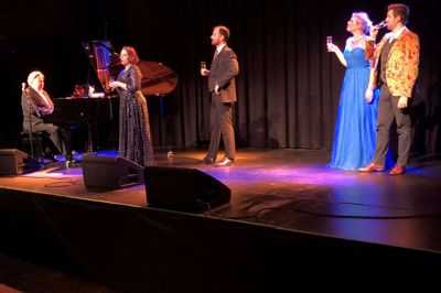 Ulrich Stærk, Frederikke Kampmann, Anders Kampmann, Hanna Leonora Hollesenten og Daniel Tobijanski har fået bobler i glassene til KMF336's afsluttende operagalla. Foto: Henrik Majgaard