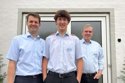 Fra venstre ses John Boel junior, Alexander Boel og John Boel senior. Den yngste i familieflokken, Alexander Boel, tager nu ansvaret for Aulum-klinikken af Boel Akupunktur.