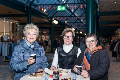 Lis-Birgit Nielsen (t.v.), Vivi Klinge Eriksen og Emma Aaes var stået tidligt op for at tyvstarte indvielsesfesten i morges. Foto: Linna Grøn