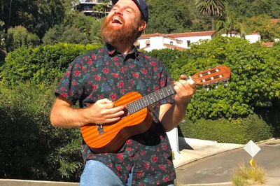 »Henning Primdahl«, »Chris fra chokoladefabrikken« eller rocker-præsidenten »Glenn«. Rune Tolsgaard har fået danskerne til at grine i mere end 20 år, og nu fortsætter han løjerne med det amerikanske folk. Privatfoto