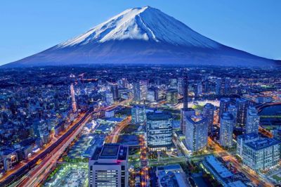 Tokyo er verdens største by og takket være den diciplinerede befolkning går det meste op i en højere enhed. Vi besøger både byen, men også bjerget Mount Fuji, der stolt knejser med sne på toppen.