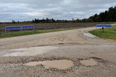 Herning kommune reparerer kommunens 365 kilometer grusveje med en vejhøvl, men den er ikke brugbar, når vejret er vådt. Billedet er fra T-krydset, hvor Voulundgårdvej møder Mellemlundvej.