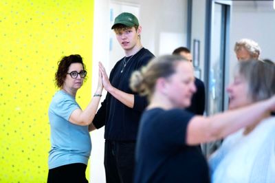 Mor Rikke og sønnike Mikkel - og resten af familien Iversen er blevet en del af danse-fællesskabet. Dog med to afbud i går på grund af en julefrokost.