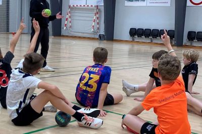 Thomas Andersen har været ude på flere lokale skoler for at snakke om VM i håndbold i Jyske Bank Boxen og give dem en god håndboldoplevelse. Foto: Privatfoto