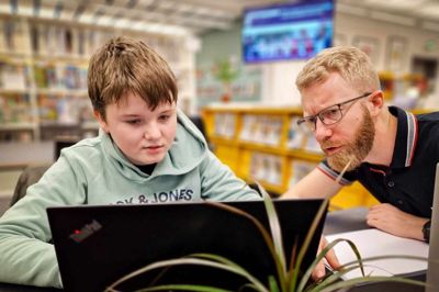 Aleksander Kristensen (t.v.) går i 8. klasse. Han er kommet fast til Stefan Bonde Nielsens lektiehjælp, siden starten i foråret 2023. - Vi bor tæt på, og det hjælper mig til at få bedre karakterer, forklarer han.