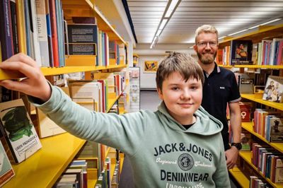 Stefan Bonde Nielsens (bagerst) tilbud om gratis lektiehjælp har eksisteret siden foråret, hvor han selv henvendte sig til biblioteket med ideen. Aleksander Kristensen har deltaget fra begyndelsen, fordi hans far stødte på tilbuddet via sociale medier.
