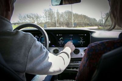 Det bimler og bamler i mange nye biler. EU-krav betyder nemlig, at bilerne skal reagere ved selv små overtrædelser af fartgrænserne. foto: Rådet for Sikker Trafik
