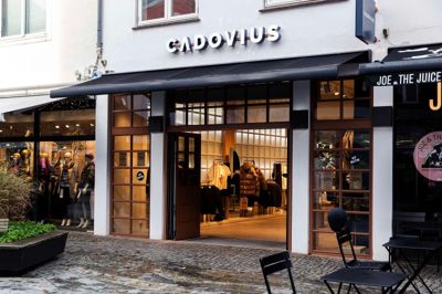 Folkene bag tøjforretningen Cadovius i Hernings gågade har besluttet at sætte gang i ophørsudsalget, inden man lukker butikken til næste år.