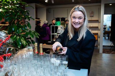 Tøjforretningen Cadovius åbner på Bredgade 16B, og butikschef Trine Mosegaard står klar med åbne arme og et glas bobler.