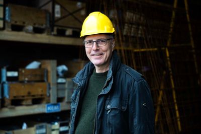 Hans Christoph Paul har tidligere hjulpet mennesker på kanten gennem frivilligt arbejde. Eksempelvis flygtninge, som han har hjulpet ind i uddannelse og job. Derfor var han bestemt ikke den værste person, som Casper Knudsen og hans familie kunne støde ind i. Hans Christoph Paul er fortsat lidt en uofficiel mentor for Casper Knudsen.