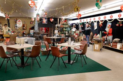 Per Odd Dalen Pedersen er indehaver af Skarrild Købmandsgård, der er pyntet op til jul. Senere på måneden holdes der også musikbingo i lokalet; det sker i samarbejde med Kulturisten i Skarrild.