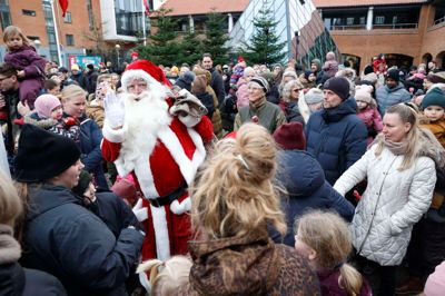 Det tog sin tid at få vækket julemanden, men så var han også i hopla.