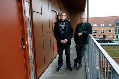 René Foss-Juul og Jimmi Madsen er sociale viceværter på de nye »skæve« boliger i Bethaniagade. De hjælper udsatte, som ellers har levet på kanten af hjemløshed, med at komme på plads og leve i deres eget hjem.