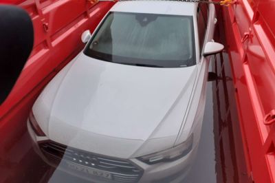 Et vandbad i mindst 48 timer er det bedste middel til at slukke en brand i batteriet på elbiler. Brand & Redning Midtvest havde for første gang den særlige container i brug, efter en elbil brød i brand mandag morgen i Snejbjerg.