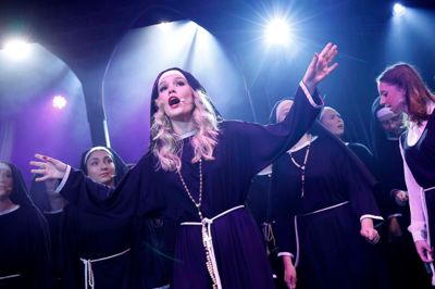 Det er tredje gang, 19-årige Nora Birner Hansen medvirker i Herning Gymnasiums musical, og denne gang har hun hovedrollen som Deloris i Sister Act.