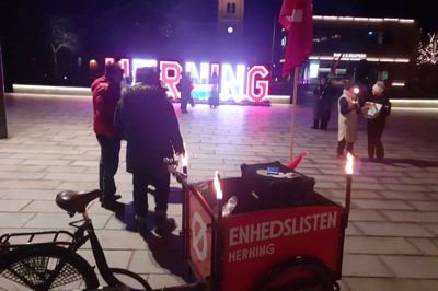 Den lille demonstration på Torvet i Herning mod krigen mellem Israel og Hamas, der koster tusindvis af civile livet i Gaza, trak ikke mange deltagere i kulden.