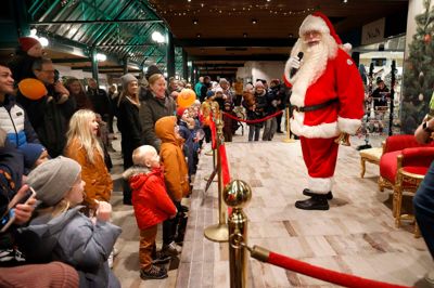 Ham her er en travl herre i december. Bare i Ikast-Brande kommer julemanden rundt omkring. I Strøgcentret kan han sammen med julemor opleves i december.