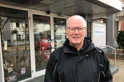 Det er Henning Andersen, der har kreeret juleudstillingen. Dette foto yder dog ikke juleudstillingen nogen retfærdighed, så vi kan kun opfordre til, at man selv tager et kig på den.