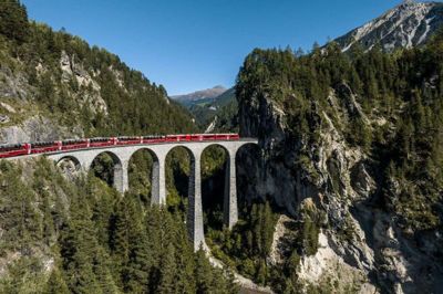 Landwasserviadukten er ét af flere højdepunkter på turen. foto: Rhätische Bahn
