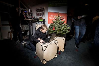 En 3D-printer kan bruges til meget. Her laver en elev julepynt med computer og 3D-printer. Alle folkeskoler i Herning Kommune skal have deres eget makerspace med adgang til den nye teknologi.