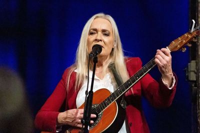Anne Linnet havde noget på hjerte, da hun i aftes gav julekoncert i Remisen i Brande.