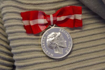 Herning Folkeblad skriver ofte om borgere, der har været hos dronningen for at takke for Den Kongelige Fortjenstmedalje. En sådan kan man få efter 40 års ansættelse samme sted - medmindre man har været ansat som brandmand.