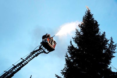 Højt fra træets grønne top, tændes juletræet. Alt var, som det plejer, da juletræet på torvet blev tændt søndag eftermiddag. Borgmester Dorte West (V) fik i år hjælp af børnene Carla Gry og Konrad.