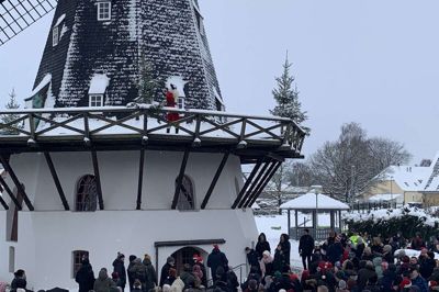 Julemanden blev råbt frem i Aulum Mølle i går. 350 mennesker var mødt op, og bagefter gik man videre til hans hus, hvor han bor de næste tre uger.