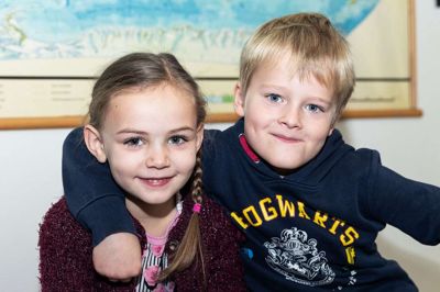 Mille og Villum, som går i første klasse, havde en dejlig morgen sammen med nissebandet på Engesvang Skole.